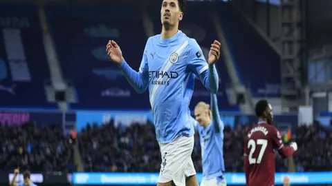 C罗场下更衣室与皮奥利教练交流，似因替补引发对话